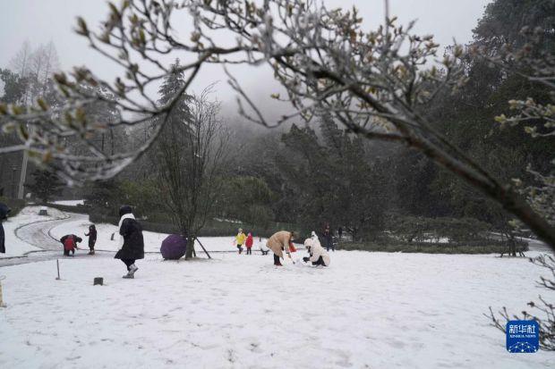 　　1月15日，游客在重庆市北碚区缙云山赏雪。　　近日，受冷空气影响，我国多地迎来降雪天气。　　新华社发（秦廷富摄）