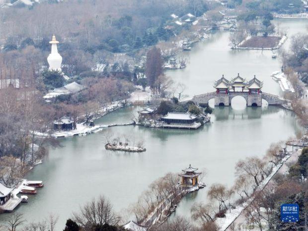 　　这是1月15日拍摄的江苏扬州瘦西湖雪景（无人机照片）。　　近日，受冷空气影响，我国多地迎来降雪天气。　　新华社发（孟德龙摄）