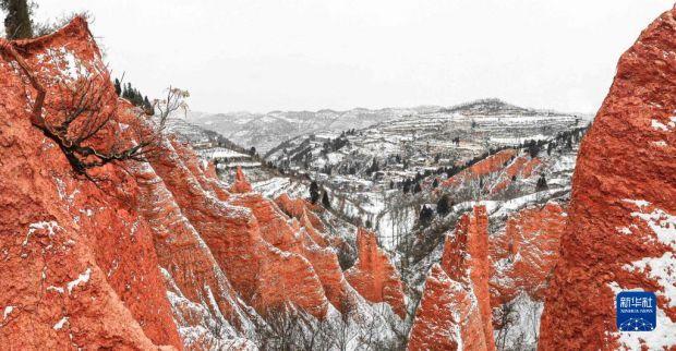 　　这是1月15日拍摄的河南省三门峡市卢氏县红石谷景区雪景。　　近日，受冷空气影响，我国多地迎来降雪天气。　　新华社发（聂金锋摄）