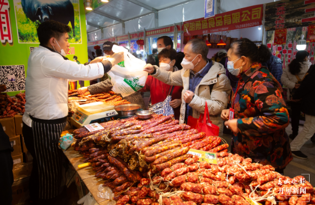 年货街人气爆棚 市民感受浓浓年味5.png