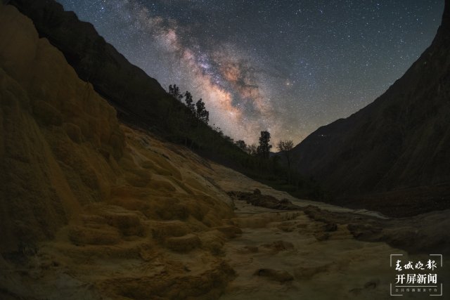 星空下的硫磺池-云南省昭通市巧家县.jpg