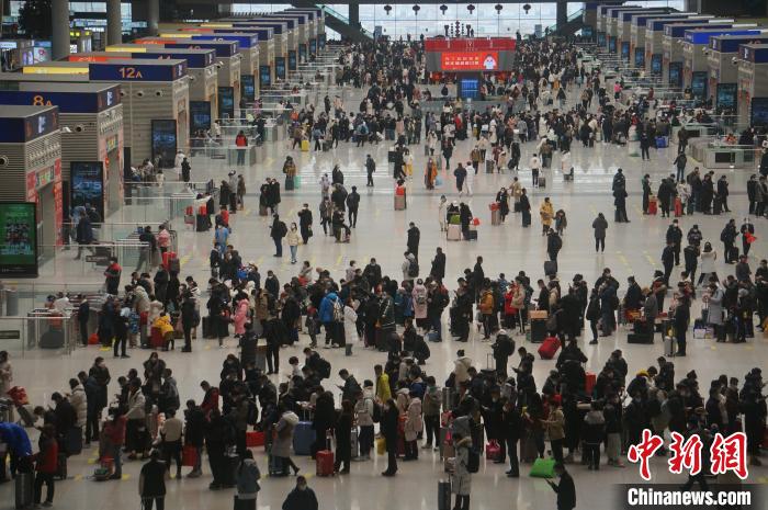 腊月二十八，郑州东站候车大厅熙熙攘攘。　韩章云 摄