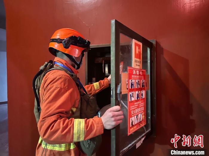 此次执勤采取设卡检查、巡护看守、防火宣传的形式多组联动。 安海鹏 摄 此次执勤采取设卡检查、巡护看守、防火宣传的形式多组联动。 安海鹏 摄