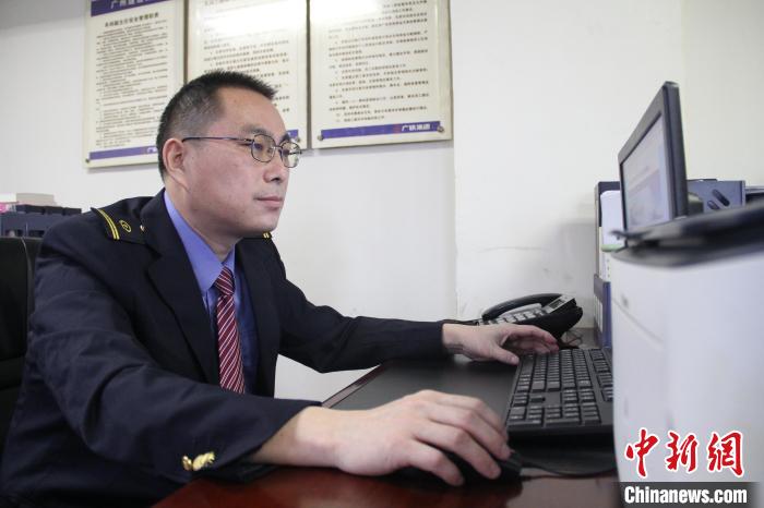 薛春节正在办公 谭烨 摄 薛春节正在办公 谭烨 摄