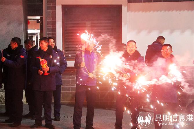 14 农历新年的钟声即将敲响，蓝朋友们在指定区域燃放烟花，映红了一张张灿烂的笑脸。马缤摄