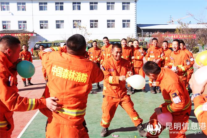 16 消防员们穿着“红战袍“准备应急的同时，在营区开展喜闻乐见的文娱活动。马缤摄