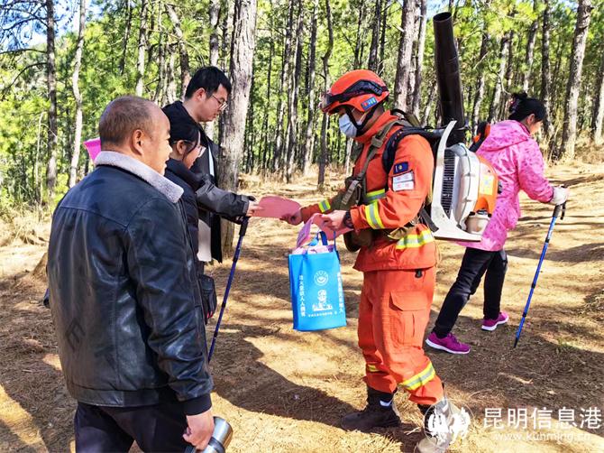 18 消防员们在重点林区开展春节防火专项行动，守护群众平安过节。保奇摄