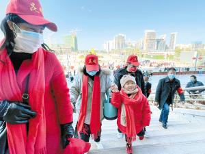 即将搭乘务工专列前往外省的返岗就业人员。