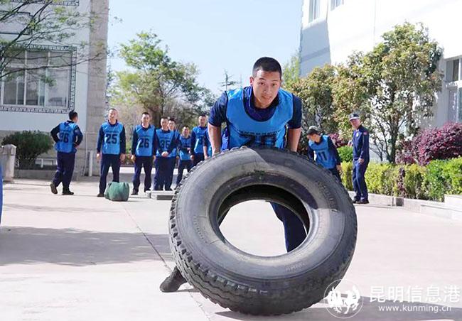 赵灿雄进行200米综合体能竞技考核。王杰摄