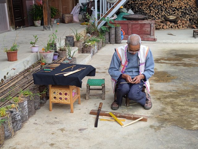 余宗富在制作萨片麻姑 (2).jpg