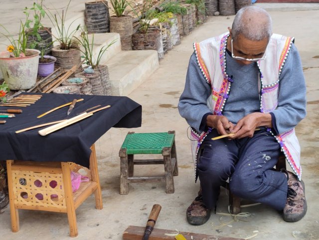 余宗富在制作萨片麻姑 (3).jpg