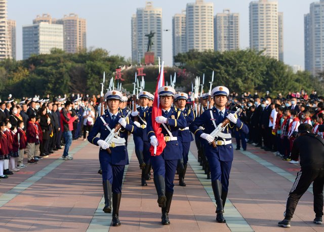 同升国旗·同唱国歌暨北京市天安门地区管理委员会赠送国旗仪式。曾永洪 摄 (1).JPG