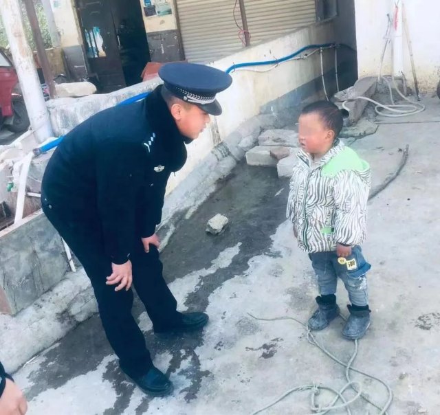 萌娃与民警讨价还价.jpg
