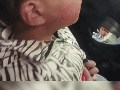 萌娃与民警讨价还价2.gif
