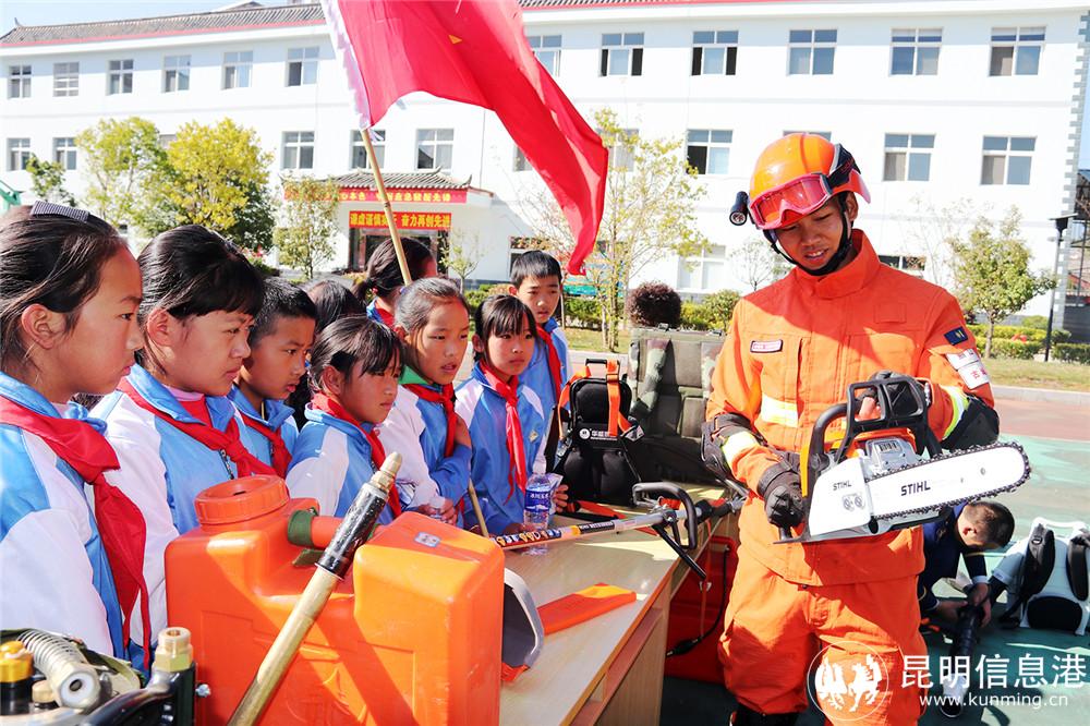 赵永强为驻地学生讲解装备性能。马杰璋摄_1676820614216