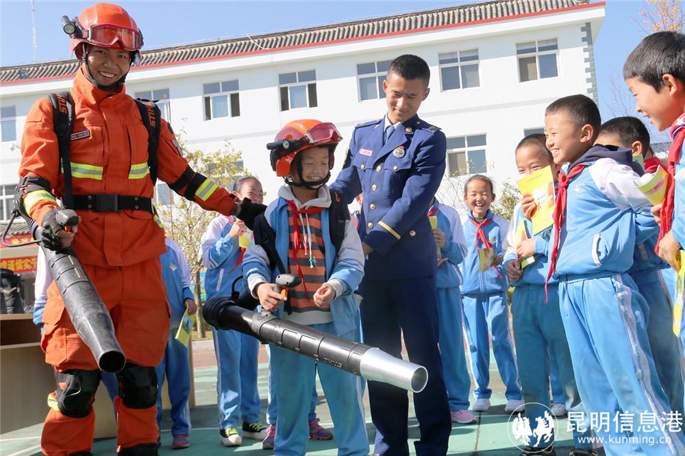 赵永强与学生互动体验。王杰摄_1676820614316