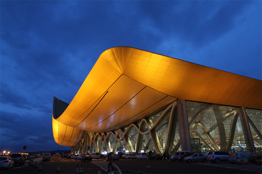 航空20120625S016-昆明长水机场美丽的夜景-孙晓云摄.jpg