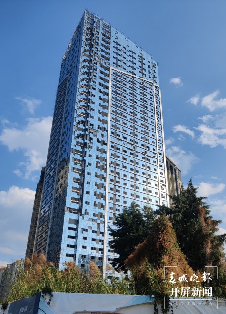 延期一年仍未交房急坏业主！俊寓公寓3月复工是否可期？（颜媛 实习生 施春丽 摄）