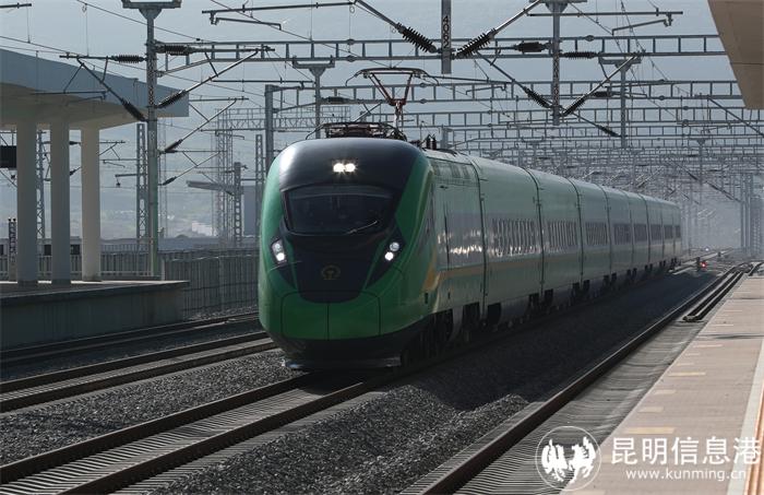 20211120U208中老铁路上行驶的火车-张彤 摄