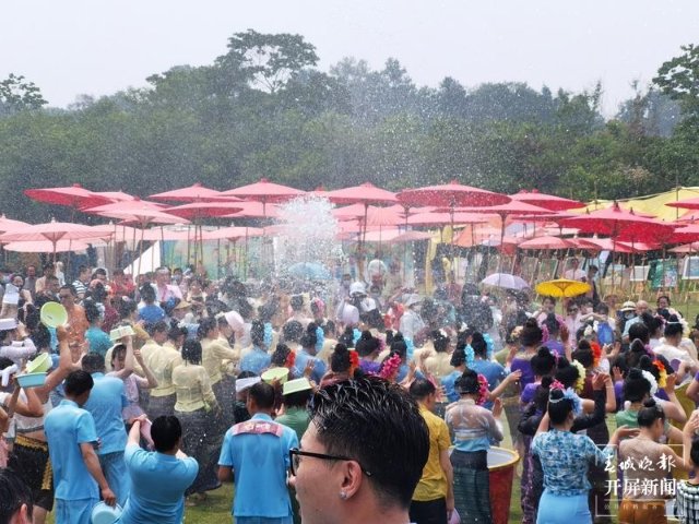 西双版纳线上欢度泼水节 春城晚报-开屏新闻 李久红摄影报道2.jpg