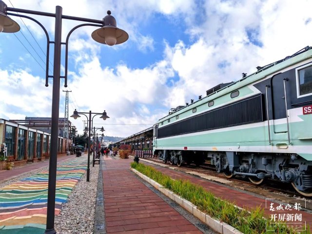 一下火车就是本地味道:当地号称扛把子的“饵块”(蒋琼波 摄)