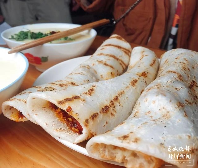 一下火车就是本地味道:当地号称扛把子的“饵块”(蒋琼波 摄)