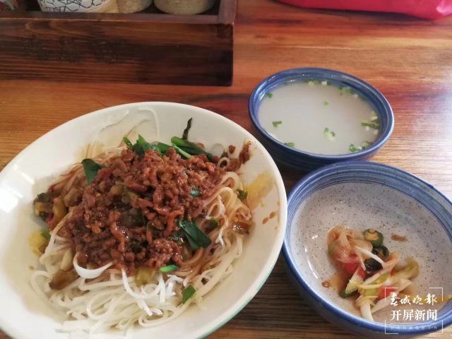 一下火车就是本地味道:当地号称扛把子的“饵块”(蒋琼波 摄)