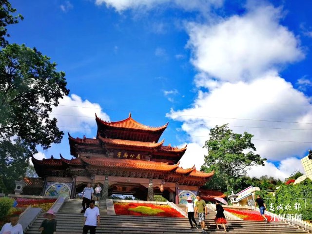 一下火车就是本地味道:当地号称扛把子的“饵块”(蒋琼波 摄)