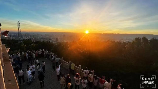 一下火车就是本地味道:当地号称扛把子的“饵块”(蒋琼波 摄)