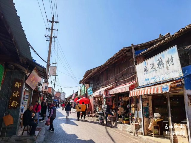 一下火车就是本地味道:当地号称扛把子的“饵块”(蒋琼波 摄)