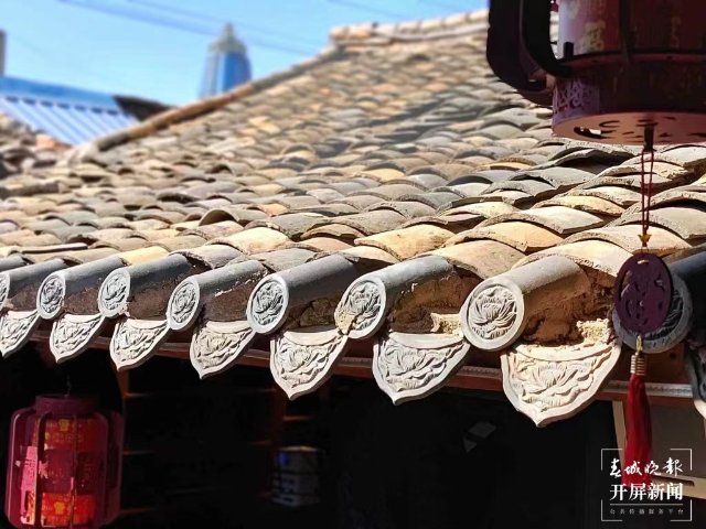 一下火车就是本地味道:当地号称扛把子的“饵块”(蒋琼波 摄)