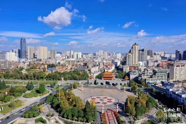 一下火车就是本地味道:当地号称扛把子的“饵块”(蒋琼波 摄)