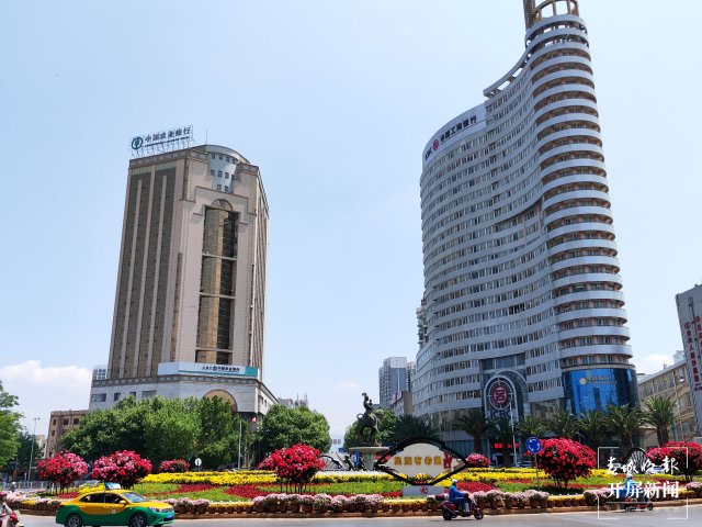 一下火车就是本地味道:当地号称扛把子的“饵块”(蒋琼波 摄)