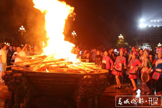彝族鼓号响起来、火树银花不夜天，楚雄火把节“燃”起来 通讯员 何新闻 摄1.jpg