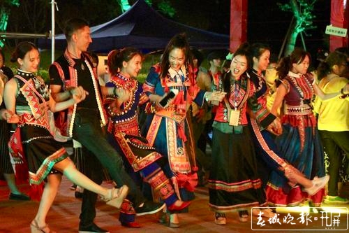 彝族鼓号响起来、火树银花不夜天，楚雄火把节“燃”起来1.jpg