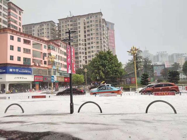 冰雹突袭文山，市区道路变“冰河”！昆明的强对流天气也在路上了...（市民供图）