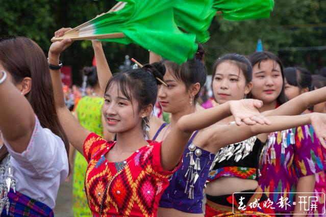 万人齐舞共庆目瑙纵歌盛会 (3).jpg