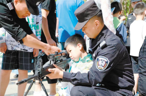 民警向孩子展示警用装备。 昆明市公安局五华分局供图