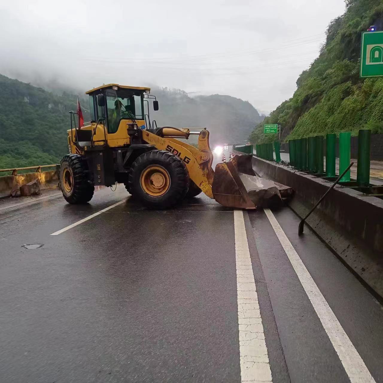 银昆高速昭通段今日多次遭落石袭击.jpg