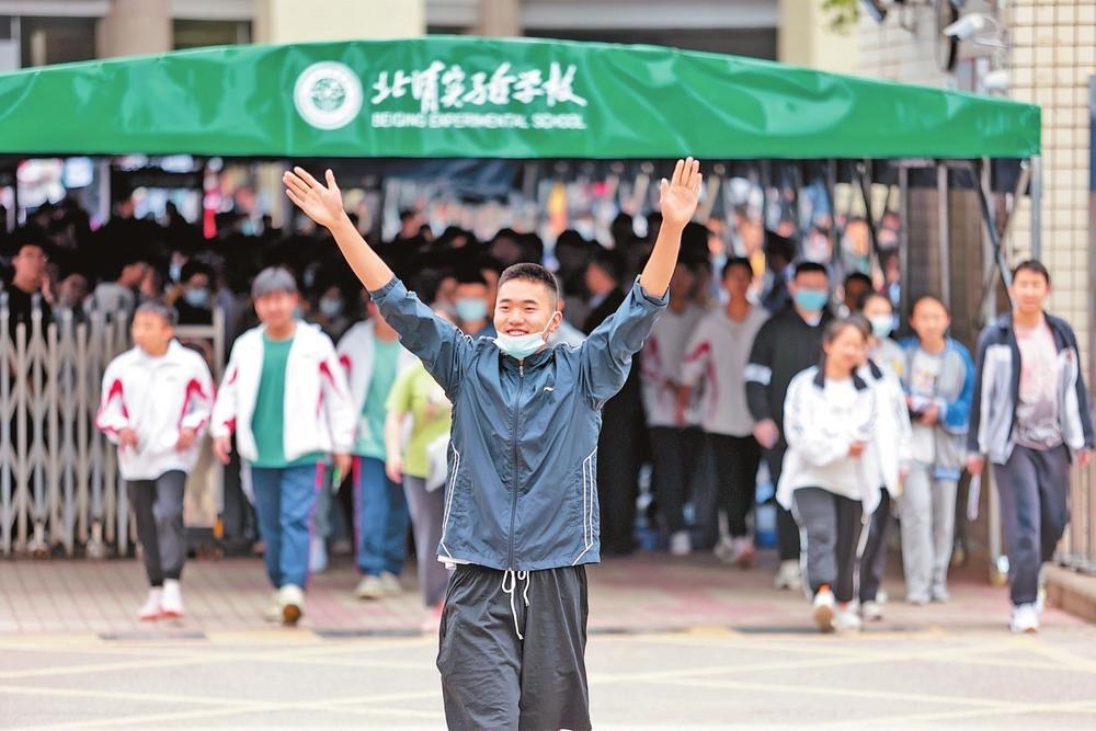 昆明市北清实验学校考点考生走出考场。本报记者 陈飞 黄兴能 摄