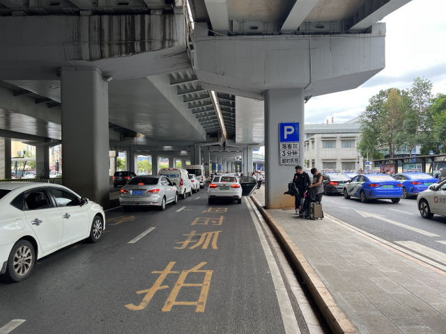 @昆明司机 此地限时停车!3分钟超时抓拍