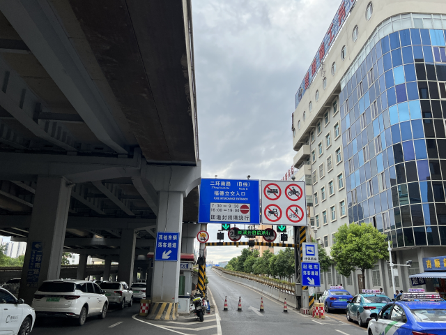 @昆明司机 此地限时停车!3分钟超时抓拍