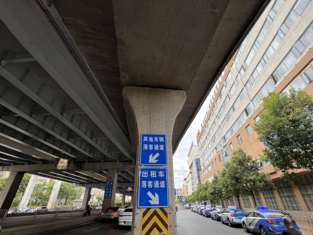 @昆明司机 此地限时停车!3分钟超时抓拍