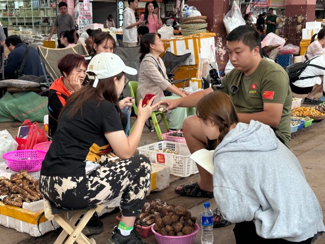 (昆滇传内容)又到云南人吃菌季，昆明这一市场不得不去~8.JPG