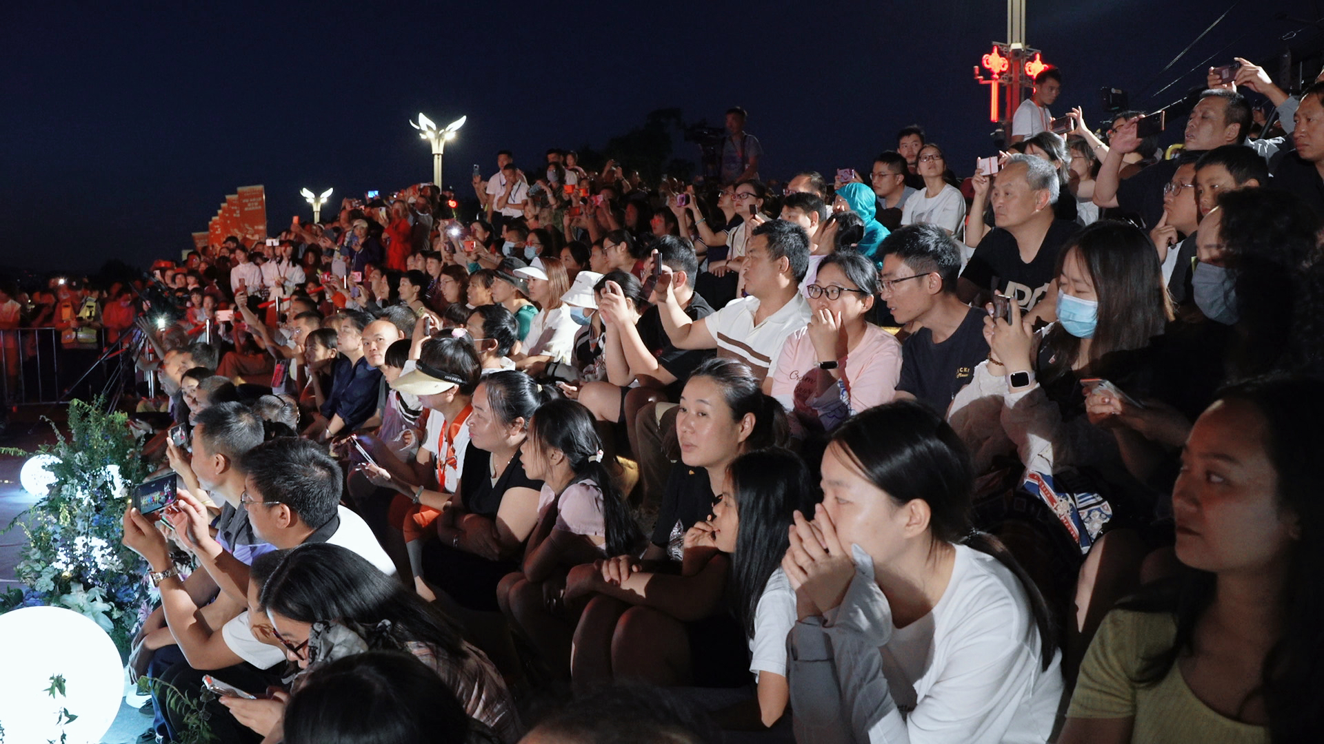 音乐会吸引了大批市民围观 供图