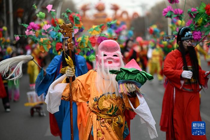 2月19日，在青海省西宁市，演员在社火巡游活动中表演。新华社记者 张宏祥 摄