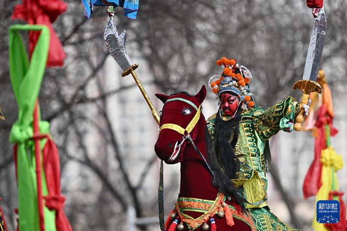 2月19日，在青海省西宁市，小演员在社火巡游活动中表演。新华社记者 张宏祥 摄