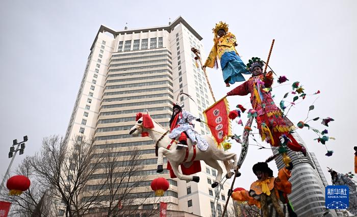 2月19日，在青海省西宁市，小演员在社火巡游活动中表演。新华社记者 张宏祥 摄
