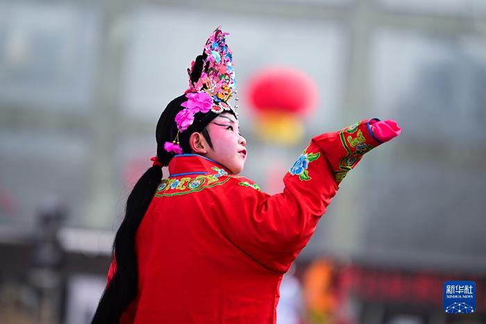 2月19日，在青海省西宁市，小演员在社火巡游活动中表演。新华社记者 张宏祥 摄