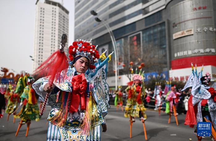 2月19日，在青海省西宁市，小演员在社火巡游活动中表演。新华社记者 张宏祥 摄
